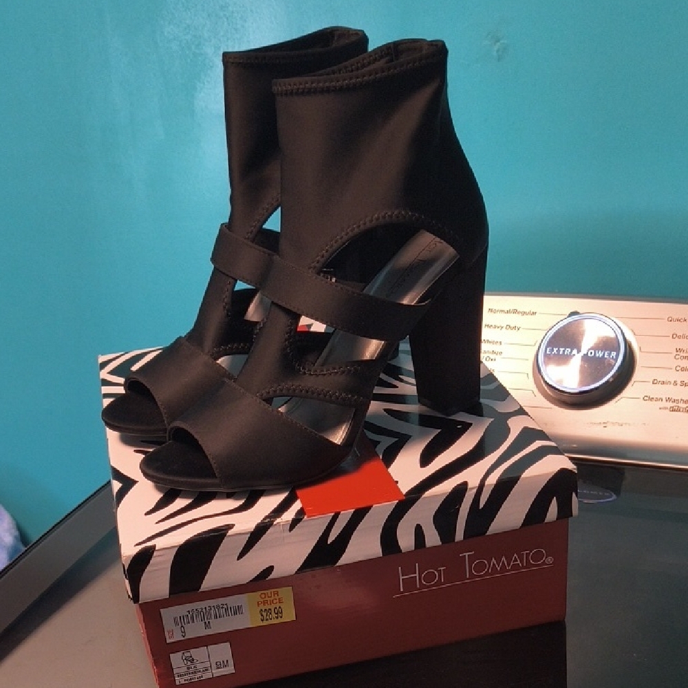 Hot Tomato Elegant Black Heeled Booties